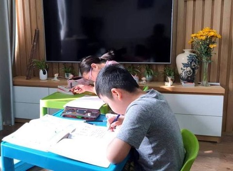 Trẻ nghỉ dịch, bố mẹ xách con tìm tận nhà cô giáo nhờ trông hộ - Ảnh 1. Trẻ nghỉ dịch, bố mẹ xách con tìm tận nhà cô giáo nhờ trông hộ - Ảnh 1.