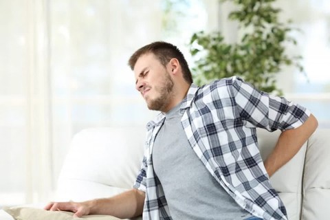 10 triệu chứng thoát vị đĩa đệm bạn cần lưu ý - Ảnh 1. 10 triệu chứng thoát vị đĩa đệm bạn cần lưu ý - Ảnh 1.