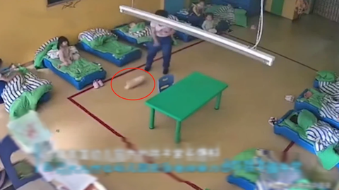 Bà mẹ bật camera trong giờ nghỉ trưa, tưởng con đang ngủ nhưng lại phát hiện tội ác của cô giáo, lập tức báo cảnh sát - Ảnh 2. Bà mẹ bật camera trong giờ nghỉ trưa, tưởng con đang ngủ nhưng lại phát hiện tội ác của cô giáo, lập tức báo cảnh sát - Ảnh 2.