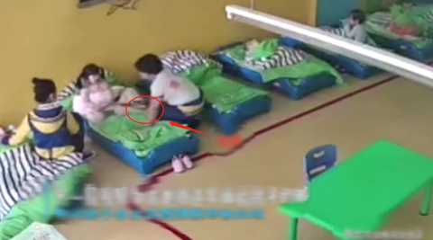 Bà mẹ bật camera trong giờ nghỉ trưa, tưởng con đang ngủ nhưng lại phát hiện tội ác của cô giáo, lập tức báo cảnh sát - Ảnh 3. Bà mẹ bật camera trong giờ nghỉ trưa, tưởng con đang ngủ nhưng lại phát hiện tội ác của cô giáo, lập tức báo cảnh sát - Ảnh 3.
