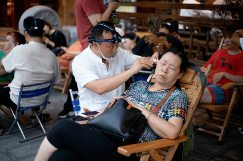 Việc nhẹ lương cao 1 vốn 4 lời dành cho mọi đối tượng: Bậc thầy lấy ráy tai đút túi trăm triệu mỗi tháng dễ như ăn kẹo - Ảnh 2. Việc nhẹ lương cao 1 vốn 4 lời dành cho mọi đối tượng: Bậc thầy lấy ráy tai đút túi trăm triệu mỗi tháng dễ như ăn kẹo - Ảnh 2.