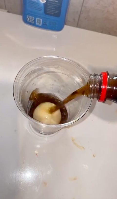 Thử ngâm trứng vào hỗn hợp Coca-Cola và giấm, thanh niên nhận cái kết mỹ mãn nhưng dân mạng thì đồng loạt có chung 1 phản ứng? - Ảnh 3. Thử ngâm trứng vào hỗn hợp Coca-Cola và giấm, thanh niên nhận cái kết mỹ mãn nhưng dân mạng thì đồng loạt có chung 1 phản ứng? - Ảnh 3.
