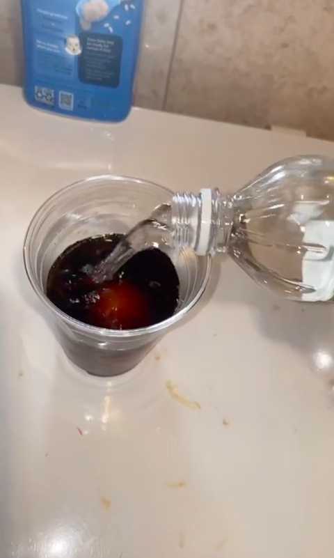 Thử ngâm trứng vào hỗn hợp Coca-Cola và giấm, thanh niên nhận cái kết mỹ mãn nhưng dân mạng thì đồng loạt có chung 1 phản ứng? - Ảnh 4. Thử ngâm trứng vào hỗn hợp Coca-Cola và giấm, thanh niên nhận cái kết mỹ mãn nhưng dân mạng thì đồng loạt có chung 1 phản ứng? - Ảnh 4.