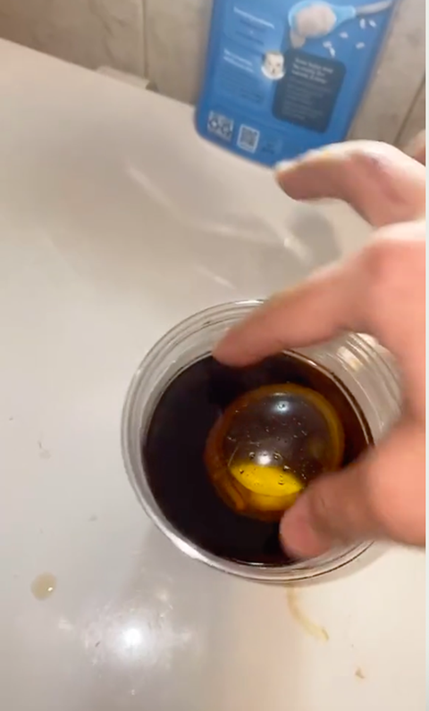Thử ngâm trứng vào hỗn hợp Coca-Cola và giấm, thanh niên nhận cái kết mỹ mãn nhưng dân mạng thì đồng loạt có chung 1 phản ứng? - Ảnh 5. Thử ngâm trứng vào hỗn hợp Coca-Cola và giấm, thanh niên nhận cái kết mỹ mãn nhưng dân mạng thì đồng loạt có chung 1 phản ứng? - Ảnh 5.
