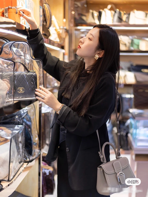 Nở rộ nghề dọn tủ quần áo cho giới siêu giàu: Việc nhẹ lương cao, kiếm vài trăm triệu/năm - Ảnh 3. Nở rộ nghề dọn tủ quần áo cho giới siêu giàu: Việc nhẹ lương cao, kiếm vài trăm triệu/năm - Ảnh 3.