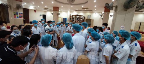 Hình ảnh nữ điều dưỡng kiệt sức khi trắng đêm làm nhiệm vụ tại vùng dịch - Ảnh 2. Hình ảnh nữ điều dưỡng kiệt sức khi trắng đêm làm nhiệm vụ tại vùng dịch - Ảnh 2.