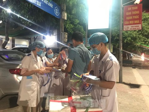 Hình ảnh nữ điều dưỡng kiệt sức khi trắng đêm làm nhiệm vụ tại vùng dịch - Ảnh 6.