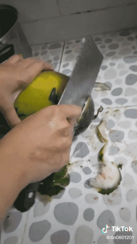 Mua phải quả dưa hấu cứng như dừa, vừa chặt vừa mắng người bán nhưng thanh niên lại bị dân mạng phát hiện ngay sự lươn lẹo - Ảnh 1. Mua phải quả dưa hấu cứng như dừa, vừa chặt vừa mắng người bán nhưng thanh niên lại bị dân mạng phát hiện ngay sự lươn lẹo - Ảnh 1.