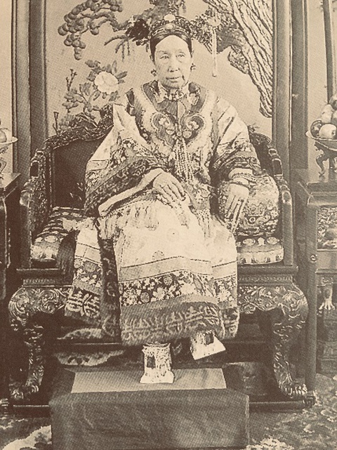 Từ Hi Thái Hậu có khuyết điểm đầy xấu hổ gì mà phải mang giày hoa bồn? - Ảnh 4. Từ Hi Thái Hậu có khuyết điểm đầy xấu hổ gì mà phải mang giày hoa bồn? - Ảnh 4.