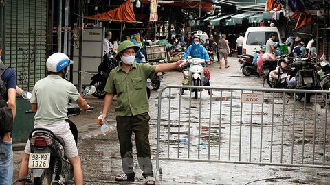 Hình ảnh xét nghiệm hàng trăm tiểu thương chợ Phùng Khoang - Ảnh 11.