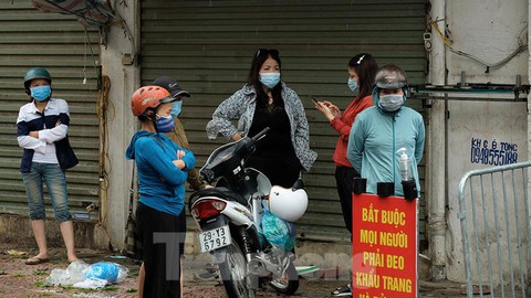 Hình ảnh xét nghiệm hàng trăm tiểu thương chợ Phùng Khoang - Ảnh 10.