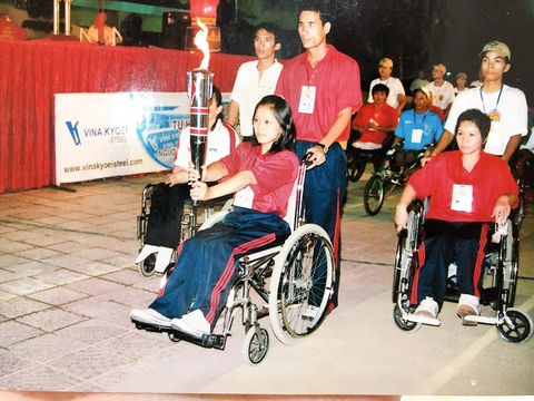 Chuyện tình cảm động của chàng trai và cô gái trên xe lăn - Ảnh 3. Chuyện tình cảm động của chàng trai và cô gái trên xe lăn - Ảnh 3.