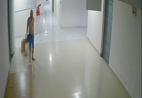 Bắt khẩn cấp người cha hành hạ con ruột như thời trung cổ - Ảnh 1. Bắt khẩn cấp người cha hành hạ con ruột như thời trung cổ - Ảnh 1.