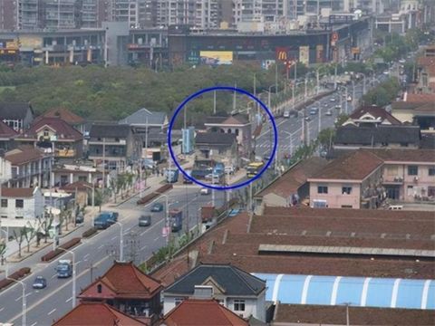Ngôi nhà có móng vững nhất Thượng Hải: Đứng giữa đường suốt 14 năm không lay chuyển, vì chữ ‘tham’ đổi lại cái kết đắng - Ảnh 3. Ngôi nhà có móng vững nhất Thượng Hải: Đứng giữa đường suốt 14 năm không lay chuyển, vì chữ ‘tham’ đổi lại cái kết đắng - Ảnh 3.