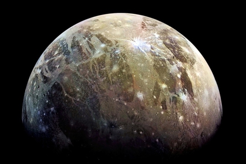 Kính viễn vọng không gian Hubble tìm thấy nước trên Mặt Trăng Ganymede của Sao Mộc - Ảnh 1. Kính viễn vọng không gian Hubble tìm thấy nước trên Mặt Trăng Ganymede của Sao Mộc - Ảnh 1.