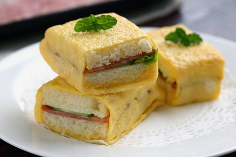 Bánh mì kẹp cuộn trứng chiên ngon miệng cho bữa sáng - Ảnh 10. Bánh mì kẹp cuộn trứng chiên ngon miệng cho bữa sáng - Ảnh 10.