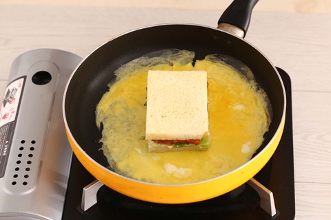 Bánh mì kẹp cuộn trứng chiên ngon miệng cho bữa sáng - Ảnh 9. Bánh mì kẹp cuộn trứng chiên ngon miệng cho bữa sáng - Ảnh 9.