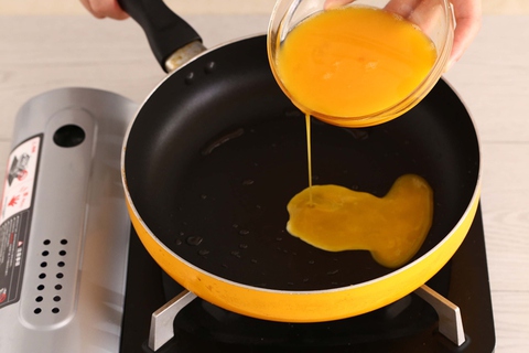 Bánh mì kẹp cuộn trứng chiên ngon miệng cho bữa sáng - Ảnh 8. Bánh mì kẹp cuộn trứng chiên ngon miệng cho bữa sáng - Ảnh 8.