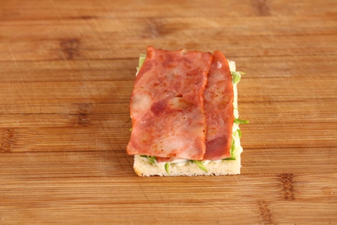 Bánh mì kẹp cuộn trứng chiên ngon miệng cho bữa sáng - Ảnh 6. Bánh mì kẹp cuộn trứng chiên ngon miệng cho bữa sáng - Ảnh 6.