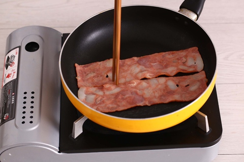 Bánh mì kẹp cuộn trứng chiên ngon miệng cho bữa sáng - Ảnh 3. Bánh mì kẹp cuộn trứng chiên ngon miệng cho bữa sáng - Ảnh 3.