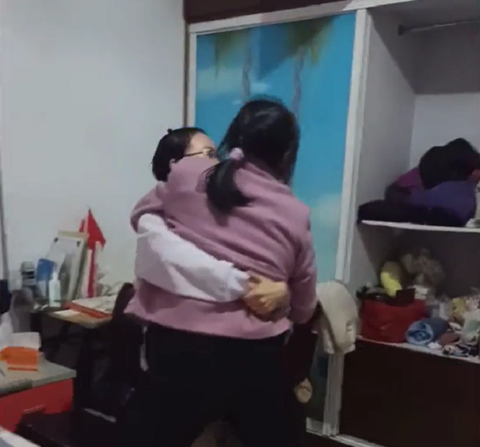 Bỏ học chăm mẹ bị liệt suốt 4 năm, cô gái sốc khi thấy mẹ tự ngồi dậy trong đêm - Ảnh 2. Bỏ học chăm mẹ bị liệt suốt 4 năm, cô gái sốc khi thấy mẹ tự ngồi dậy trong đêm - Ảnh 2.