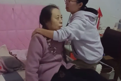 Bỏ học chăm mẹ bị liệt suốt 4 năm, cô gái sốc khi thấy mẹ tự ngồi dậy trong đêm - Ảnh 1. Bỏ học chăm mẹ bị liệt suốt 4 năm, cô gái sốc khi thấy mẹ tự ngồi dậy trong đêm - Ảnh 1.