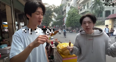 Nhóm nhạc đình đám Kpop đến Hà Nội quay cả food tour, không hổ danh “những chàng rể Việt Nam” - Ảnh 7. Nhóm nhạc đình đám Kpop đến Hà Nội quay cả food tour, không hổ danh “những chàng rể Việt Nam” - Ảnh 7.