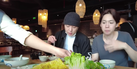 Nhóm nhạc đình đám Kpop đến Hà Nội quay cả food tour, không hổ danh “những chàng rể Việt Nam” - Ảnh 4. Nhóm nhạc đình đám Kpop đến Hà Nội quay cả food tour, không hổ danh “những chàng rể Việt Nam” - Ảnh 4.