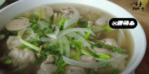 Nhóm nhạc đình đám Kpop đến Hà Nội quay cả food tour, không hổ danh “những chàng rể Việt Nam” - Ảnh 3. Nhóm nhạc đình đám Kpop đến Hà Nội quay cả food tour, không hổ danh “những chàng rể Việt Nam” - Ảnh 3.
