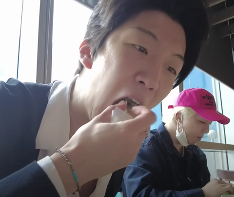 Nhóm nhạc đình đám Kpop đến Hà Nội quay cả food tour, không hổ danh “những chàng rể Việt Nam” - Ảnh 2. Nhóm nhạc đình đám Kpop đến Hà Nội quay cả food tour, không hổ danh “những chàng rể Việt Nam” - Ảnh 2.