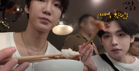 Nhóm nhạc đình đám Kpop đến Hà Nội quay cả food tour, không hổ danh “những chàng rể Việt Nam” - Ảnh 12. Nhóm nhạc đình đám Kpop đến Hà Nội quay cả food tour, không hổ danh “những chàng rể Việt Nam” - Ảnh 12.