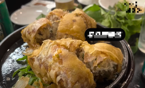 Nhóm nhạc đình đám Kpop đến Hà Nội quay cả food tour, không hổ danh “những chàng rể Việt Nam” - Ảnh 11. Nhóm nhạc đình đám Kpop đến Hà Nội quay cả food tour, không hổ danh “những chàng rể Việt Nam” - Ảnh 11.