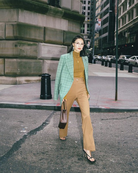 10 cách diện blazer màu sắc không lo sến - Ảnh 4. 10 cách diện blazer màu sắc không lo sến - Ảnh 4.