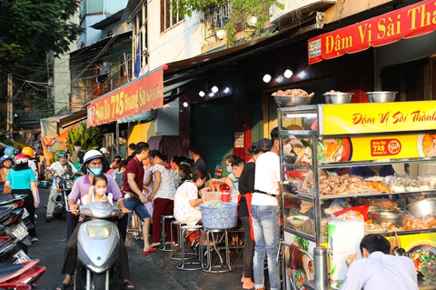 Quán bún bò siêu đông ở TP.HCM, khách xếp hàng nửa tiếng mới được ăn - Ảnh 1. Quán bún bò siêu đông ở TP.HCM, khách xếp hàng nửa tiếng mới được ăn - Ảnh 1.
