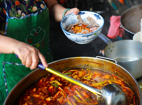Quán bún bò siêu đông ở TP.HCM, khách xếp hàng nửa tiếng mới được ăn - Ảnh 3. Quán bún bò siêu đông ở TP.HCM, khách xếp hàng nửa tiếng mới được ăn - Ảnh 3.