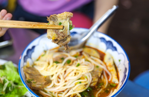 Quán bún bò siêu đông ở TP.HCM, khách xếp hàng nửa tiếng mới được ăn - Ảnh 5. Quán bún bò siêu đông ở TP.HCM, khách xếp hàng nửa tiếng mới được ăn - Ảnh 5.