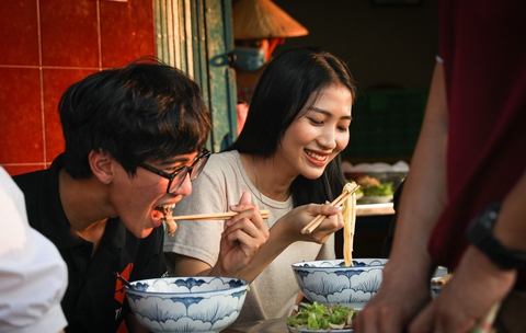 Quán bún bò siêu đông ở TP.HCM, khách xếp hàng nửa tiếng mới được ăn - Ảnh 6. Quán bún bò siêu đông ở TP.HCM, khách xếp hàng nửa tiếng mới được ăn - Ảnh 6.