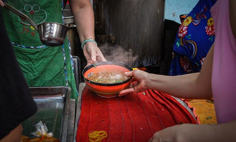 Quán bún bò siêu đông ở TP.HCM, khách xếp hàng nửa tiếng mới được ăn - Ảnh 7. Quán bún bò siêu đông ở TP.HCM, khách xếp hàng nửa tiếng mới được ăn - Ảnh 7.