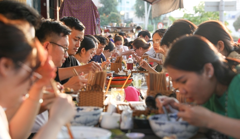 Quán bún bò siêu đông ở TP.HCM, khách xếp hàng nửa tiếng mới được ăn - Ảnh 8. Quán bún bò siêu đông ở TP.HCM, khách xếp hàng nửa tiếng mới được ăn - Ảnh 8.