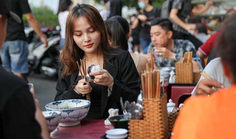 Quán bún bò siêu đông ở TP.HCM, khách xếp hàng nửa tiếng mới được ăn - Ảnh 9. Quán bún bò siêu đông ở TP.HCM, khách xếp hàng nửa tiếng mới được ăn - Ảnh 9.