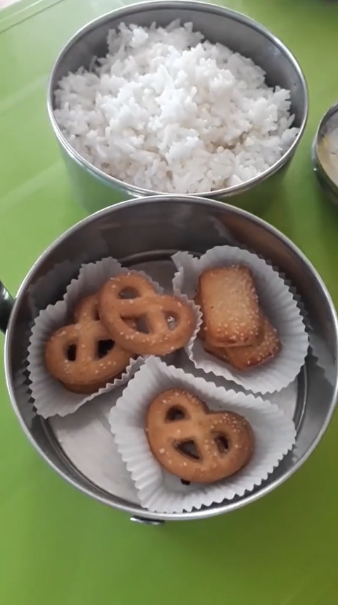 Mở cặp lồng cơm mẹ nấu, chàng trai ngỡ ngàng khi thấy món ăn kèm bên trong - Ảnh 3. Mở cặp lồng cơm mẹ nấu, chàng trai ngỡ ngàng khi thấy món ăn kèm bên trong - Ảnh 3.