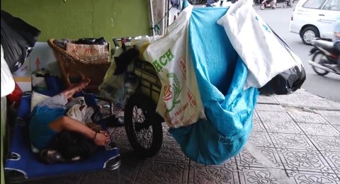 Anh ve chai thất lạc, phiêu bạt Sài Gòn 30 năm, ngày đoàn tụ được cha mẹ chia đất - Ảnh 2. Anh ve chai thất lạc, phiêu bạt Sài Gòn 30 năm, ngày đoàn tụ được cha mẹ chia đất - Ảnh 2.