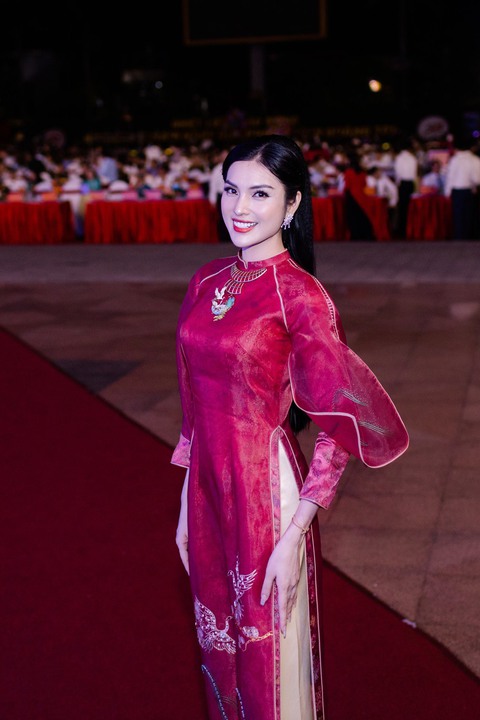 Kim Huyền Sâm xúc động khi dẫn chương trình ở Quảng Trị - Ảnh 3. Kim Huyền Sâm xúc động khi dẫn chương trình ở Quảng Trị - Ảnh 3.