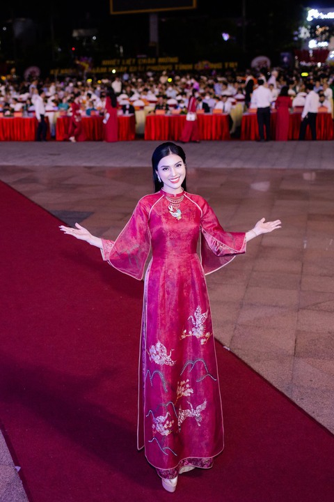 Kim Huyền Sâm xúc động khi dẫn chương trình ở Quảng Trị - Ảnh 2. Kim Huyền Sâm xúc động khi dẫn chương trình ở Quảng Trị - Ảnh 2.