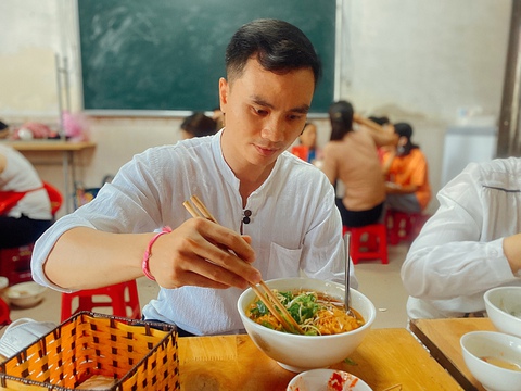 Quán bún bò lạ nhất xứ Huế: Bán hàng thần tốc, khách tự phục vụ, không đến nhanh là hết - Ảnh 6. Quán bún bò lạ nhất xứ Huế: Bán hàng thần tốc, khách tự phục vụ, không đến nhanh là hết - Ảnh 6.