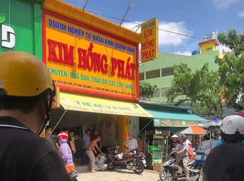 CLIP: Nhân viên tiệm vàng phi thân khống chế người đàn ông giật dây chuyền - Ảnh 2. CLIP: Nhân viên tiệm vàng phi thân khống chế người đàn ông giật dây chuyền - Ảnh 2.