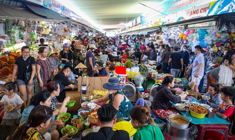 Thiên đường ẩm thực Đà Nẵng ‘nêm chặt người trong mùa cao điểm du lịch - Ảnh 1. Thiên đường ẩm thực Đà Nẵng ‘nêm chặt người trong mùa cao điểm du lịch - Ảnh 1.