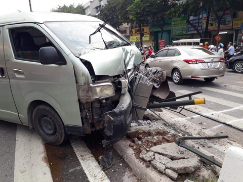 Ô tô đâm gãy cột điện gây ùn tắc trên đường Giải Phóng, Hà Nội - Ảnh 1. Ô tô đâm gãy cột điện gây ùn tắc trên đường Giải Phóng, Hà Nội - Ảnh 1.