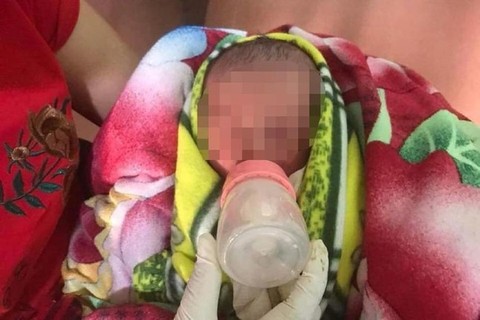 Bé trai sơ sinh chưa cắt dây rốn bị bỏ rơi dưới gốc cây - Ảnh 1. Bé trai sơ sinh chưa cắt dây rốn bị bỏ rơi dưới gốc cây - Ảnh 1.