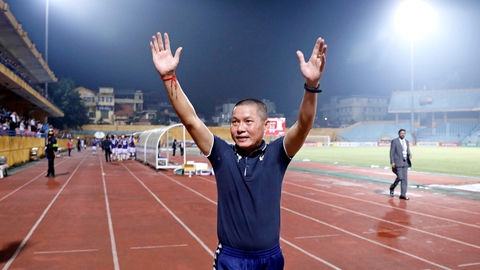 Hà Nội FC chúc mừng HLV Chu Đình Nghiêm trước trận Hải Phòng - HAGL - Ảnh 1. Hà Nội FC chúc mừng HLV Chu Đình Nghiêm trước trận Hải Phòng - HAGL - Ảnh 1.